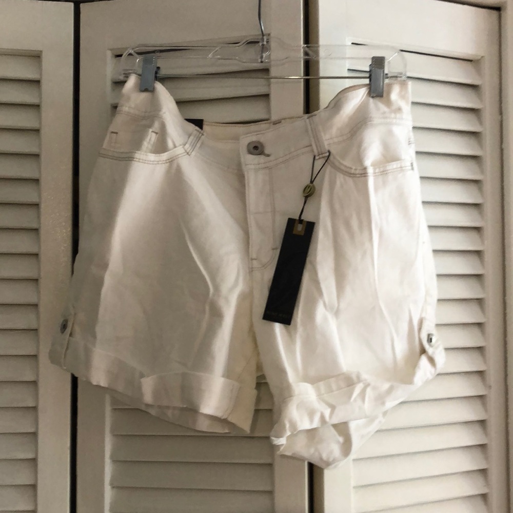 NWT - Nine West jean white shorts - stretch -size 10/29